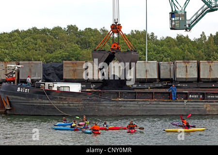 Kanuten vor einer Ladung Schiff im Hafen Kohle Auguste Victoria an der Wesel-Datteln-Kanal, Deutschland, Nordrhein-Westfalen, Ruhrgebiet, Marl Stockfoto