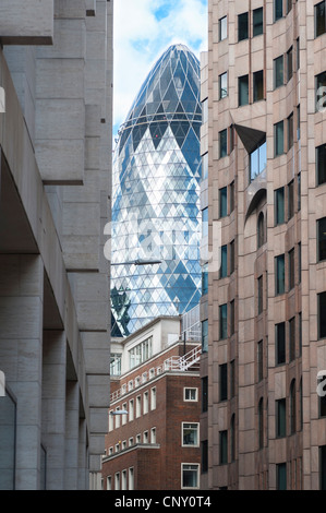 City of London Reflexionen in der Swiss Re Büros oder The Gherkin oder St Mary Axe Turm Windows 380m hohe Bürogebäude Gebäude Stockfoto