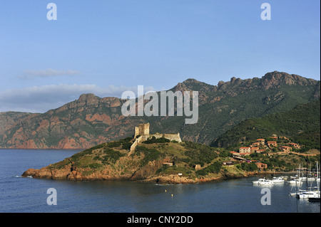 Bucht von Girolata und Burg Ruine, Frankreich, Korsika, La Scandola, Girolata Stockfoto