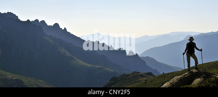 Berg-Wanderer genießen eine gute Aussicht vom Monte Cinto Niolo-Tal, Frankreich, Corsica Stockfoto