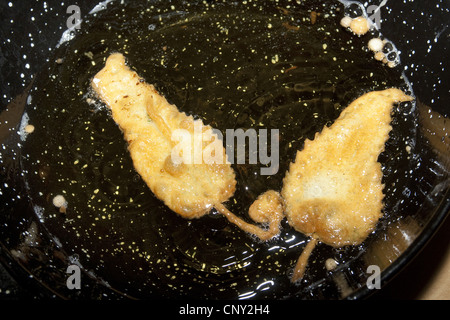 Brennnessel (Urtica Dioica), verlässt im Teig frittiert, Deutschland Stockfoto