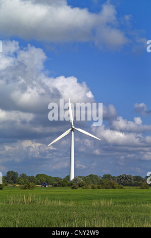 einzelne Windrad in der Nähe von Dorum, Deutschland, Niedersachsen Stockfoto