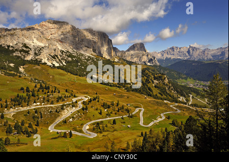Wolken über der Cierspitze-Gruppe mit weit entfernten Sassongher und die Fanes reichen von den Grödner Joch in den Dolomiten, Italien, Dolomiten Stockfoto