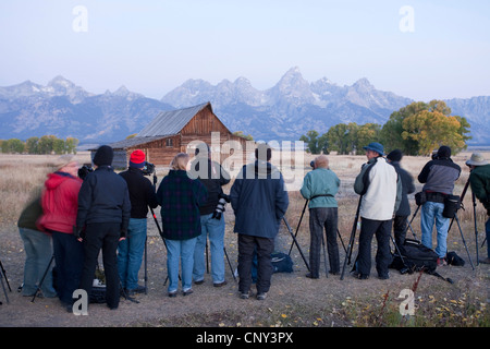 Fotografen vor Moulton Scheune im Morgengrauen, USA, Wyoming, Grand Teton NP Stockfoto