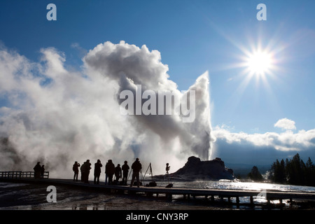 Fotograf bei Erution Castle Geysir Old Faithful geothermische Bereich, USA, Wyoming, Yellowstone-Nationalpark Stockfoto