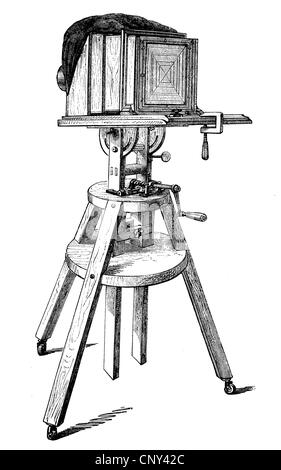 Kamera, Kamera auf einem Stativ, historische Holzstich ca. 1888 Stockfoto