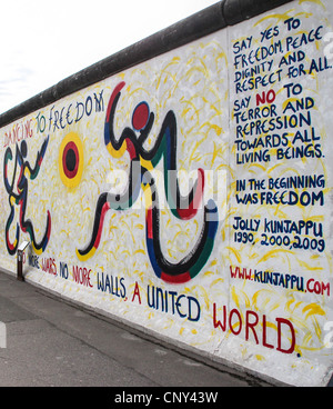 Die East Side Gallery Murales sind der Street-Art in Berlin, auf ihre eigenen berühmten Wand gemalt Stockfoto