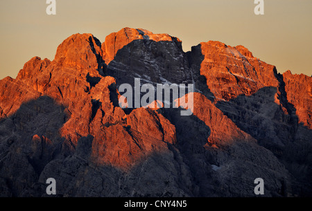 erstes Licht auf dem Gipfel des Monte Rudo, Italien, Dolomiten, NP Sextner Dolomiten Stockfoto