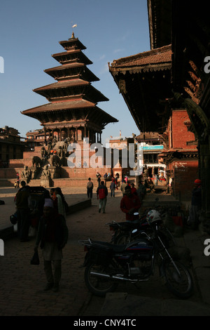 5 überdachte Nyatapola-Pagode am Taumadhi Tol Platz in Bhaktapur, Nepal. Stockfoto