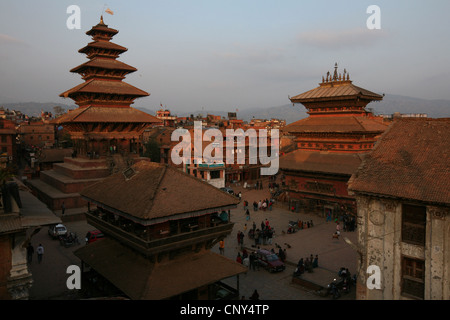 5 überdachte Nyatapola-Pagode am Taumadhi Tol Platz in Bhaktapur, Nepal. Bhairabnath Mandir-Tempel ist auf der rechten Seite sehen. Stockfoto