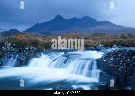 Fluß Sligachan mit Red Cuillin im Hintergrund, Großbritannien, Schottland, Isle Of Skye Stockfoto