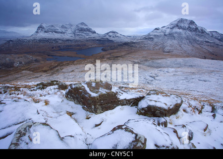 Blick vom Stac Pollaidh Richtung Cul Mor und Cul Beag und Nordwest-Schottland Geopark, Großbritannien, Schottland, Schottisches Hochland Stockfoto