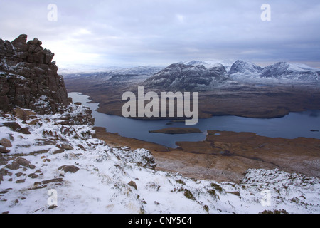 Blick vom Stac Pollaidh über Loch Lurgainn gegenüber Ben Mor Coigach, Vereinigtes Königreich, Schottland, Schottisches Hochland Stockfoto