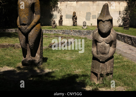 Kiptschak Steinstatuen, bekannt als die steinigen Frauen ausgestellt vor dem historischen Museum in "Dnipro" (Dnipropetrowsk), Ukraine. Stockfoto