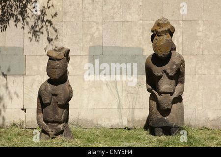 Kiptschak Steinstatuen, bekannt als die steinigen Frauen ausgestellt vor dem historischen Museum in "Dnipro" (Dnipropetrowsk), Ukraine. Stockfoto