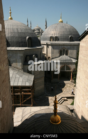 Blaue Moschee gesehen von den oberen Galerien der Hagia Sophia in Istanbul, Türkei. Stockfoto