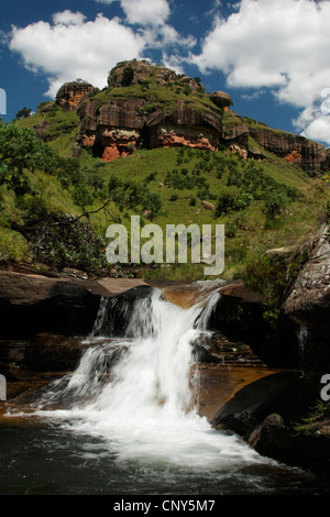 Wasserfall vor Wiese und Rock Landschaft in die Drakensberge, Südafrika, Kwa Zulu Natal, Royal Natal Nationalpark Stockfoto