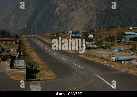 Flugzeug landet auf dem Tenzing-Hillary Airport auch bekannt als Lukla Airport in Lukla in Khumbu Region, Himalaya, Nepal. Stockfoto