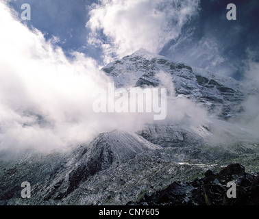 Morgennebel löscht aus Eis und Schnee bedeckten Hänge der sieben Gipfel in Makalu Himal, Nepal, Makalu Barun Nationalpark, sieben Gipfel Stockfoto