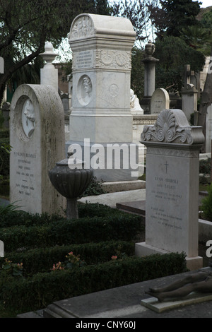 Evangelischer Friedhof in Testaccio in Rom, Italien. Grabstein des russischen Malers Karl Bryullov im Hintergrund zu sehen. Stockfoto