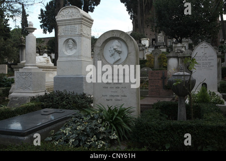 Evangelischer Friedhof in Testaccio in Rom, Italien. Grabstein des russischen Malers Karl Bryullov im Hintergrund zu sehen. Stockfoto