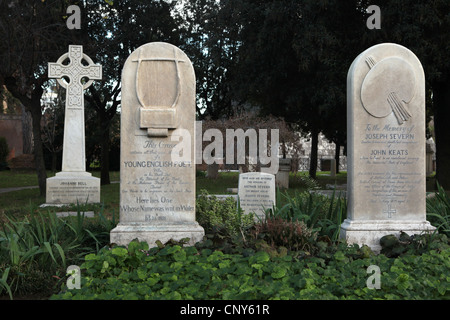 Grabsteine des englischen Dichters John Keats (L) und englischen Malers Joseph Severn (R) auf dem protestantischen Friedhof in Rom, Italien. Stockfoto