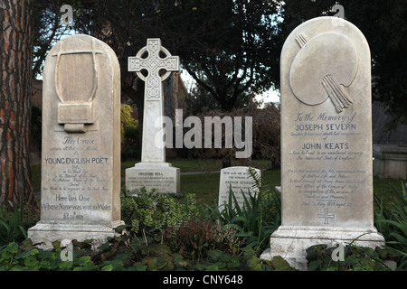 Grabsteine des englischen Dichters John Keats (L) und englischen Malers Joseph Severn (R) auf dem protestantischen Friedhof in Rom, Italien. Stockfoto