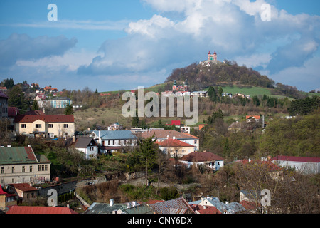 Banska Stiavnica mit Kalvarienberg im Hintergrund, Slowakei Stockfoto