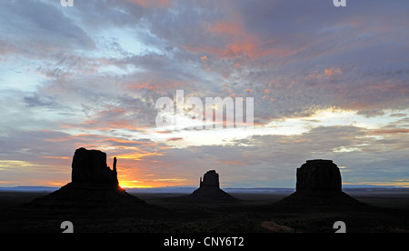 die "Handschuhe" bei Sonnenaufgang, USA, Arizona, Monument Valley National Park Stockfoto