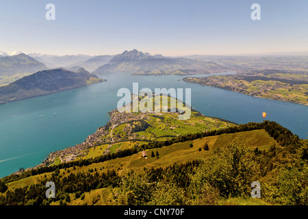 sommerlich Panoramablick aus dem Gebirge Rigi über dem Vierwaldstättersee in den Alpen, Schweiz, Berner Alpen, Kussnacht Stockfoto