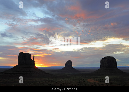 Die Fäustlinge Buttes bei Sonnenaufgang, USA, Arizona, Monument Valley National Park Stockfoto