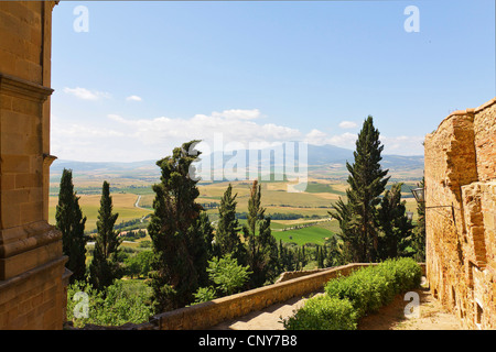 Blick vom Hof eines alten Gebäudes in hügeligen Feld- und Wiesenlandschaft, Italien, Toskana, Pienza Stockfoto