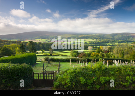 Selworthy Kirche Friedhof, mit Blick auf schöne Landschaft, Exmoor National Park, Somerset, England Stockfoto