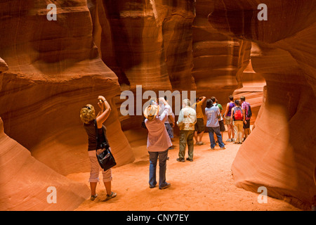 Touristen fotografieren im Upper Antelope Canyon Navajo Nation Reservation, Upper Antelope Canyon, Arizona, USA Stockfoto