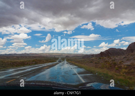 Blick durch die Windschutzscheibe auf Flodded Straße nach Wolkenbruch, USA, Arizona Stockfoto