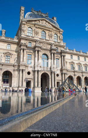 Reflektierenden Pool vor dem Pavillon Richelieu, Louvre Square Stockfoto