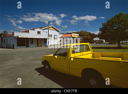 Ein gelber Pickup sitzt in der Hauptstraße in der Land-Stadt Wakefield, Südinsel, Neuseeland Stockfoto