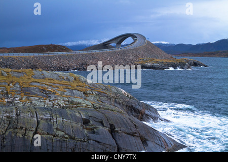 Atlantikstraße und Bogenbrücke zwischen Kristiansund und Molde, Norwegen Stockfoto