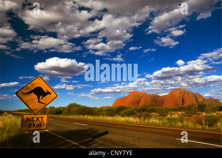 Straße im Kata Tjuta, Australien, Northern Territory, Uluru-Kata Tjuta National Park Stockfoto