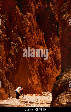 Natur-Fotograf in der spektakulären Felsschlucht "Simpson Lücke" aus rotem Sandstein, Australien, Northern Territory, West MacDonnell Nationalpark Stockfoto