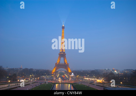 Eiffelturm in der Nacht von der Esplanade du Trocadéro gesehen Stockfoto