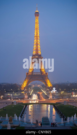 Eiffelturm in der Nacht von der Esplanade du Trocadéro gesehen Stockfoto