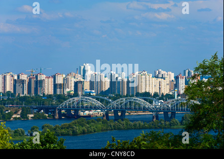 Blick in Richtung Darnyts'kyi Zaliznychnyi Brücke und Berezniaky Vorort über den Dnjepr, Kiew, Ukraine, Europa. Stockfoto