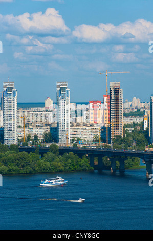 Blick in Richtung Patona Brücke und Berezniaky über den Dnjepr, Kiew, Ukraine, Europa. Stockfoto