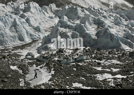 Khumbu-Gletscher in der Nähe von Everest Base Camp (5.364 m) in der Khumbu-Region im Himalaya, Nepal. Stockfoto