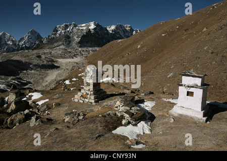 Denkmäler zu verlorenen Kletterer in der Nähe von Everest Base Camp (5.364 m) in der Khumbu-Region im Himalaya, Nepal. Stockfoto