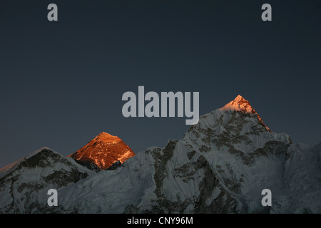 Sonnenuntergang über den Mount Everest (8.848 m) in der Khumbu-Region im Himalaya, Nepal. Stockfoto