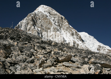 Mount Pumori (7.161 m) in der Khumbu-Region im Himalaya, Nepal. Mount Kala Patthar (5.545 m) auf der linken Seite zu sehen. Stockfoto