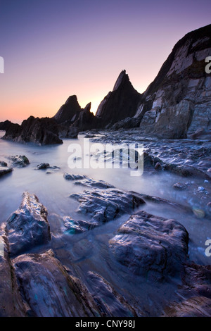 Dämmerung auf der einsamen felsigen Bucht Westcombe Beach, South Devon, England. März 2009 Stockfoto