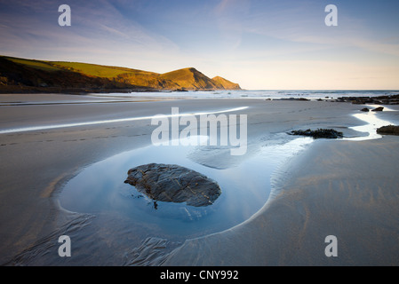 Exponierten Rockpool bei Ebbe an einem einsamen Strand im Crackington Haven, Cornwall, England. April 2009 Stockfoto